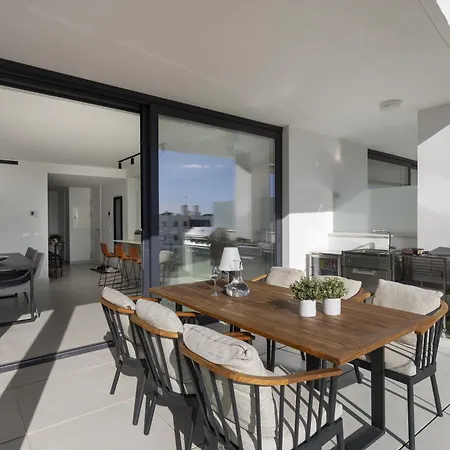 Luxury 3-bedroom In Higueron شقة